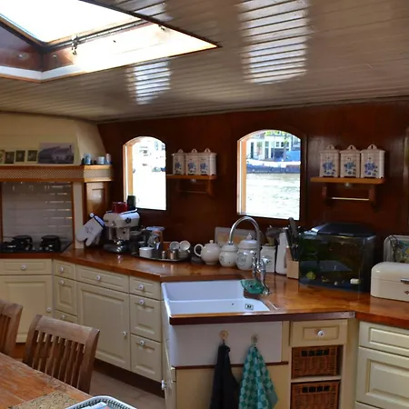 Botel Art Deco Houseboat On Super Location Amsterdam