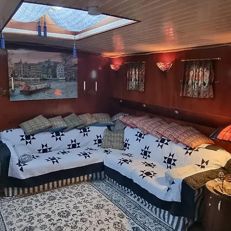 Art Deco Houseboat On Super Location *