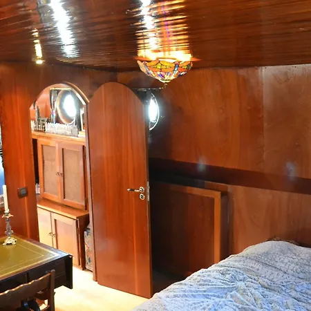 Art Deco Houseboat On Super Location